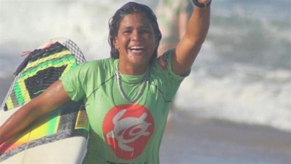 A pesar de las precipitaciones, Luzimara Souza se entrenaba para el Campeonato Brasileño de Surf.