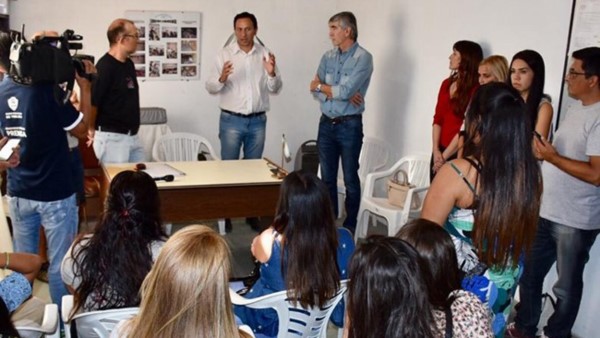 Discusión. El intendente escuchó los reclamos de los vecinos. 