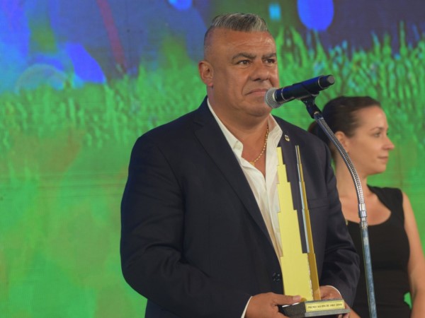 CIDEDFA reconoció a Claudio Tapia con el Premio Alumni de Oro.