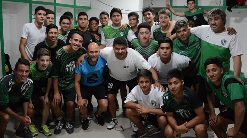 Sergio Bastida dialogó ayer con los futbolistas de las inferiores.