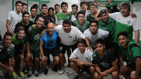 Sergio Bastida dialogó ayer con los futbolistas de las inferiores.