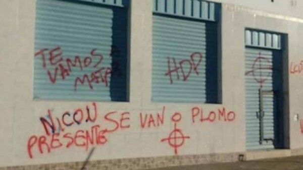 Las inscripciones aparecieron ayer a la mañana frente a la panadería.