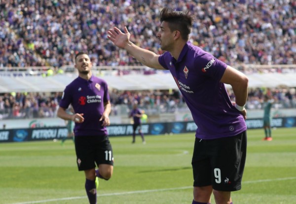  Con Gabriel Batistuta en la platea, Simeone hizo un gol con gran definición como para que "Bati" se deleite.