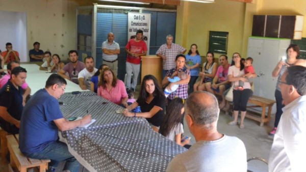 Inseguridad. Una postal de la cumbre de vecinos con funcionarios para controlar los delitos en la zona. 