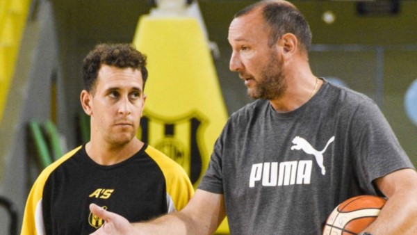 El “Pájaro” Marina dando instrucciones a Gonzalo García. El base, hijo de “Cirilo”, cumplirá un año más con la institución aurinegra.