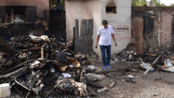 Así se podía ver al mediodía lo que quedó de la construcción. Los restos eran sacados en camiones.