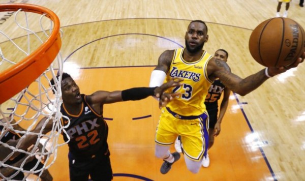 LeBron James superó al mítico Michael Jordan en puntos anotados en la NBA.