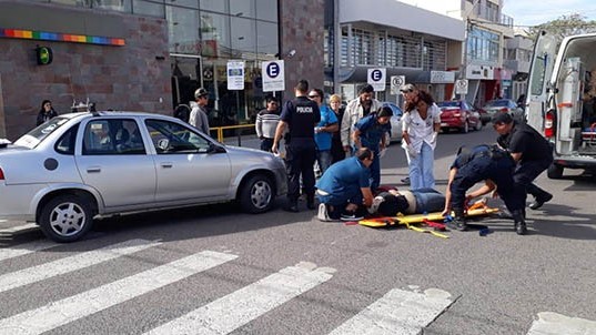 Al hospital. La joven malherida era derivada en una ambulancia hacia el hospital Isola por fuertes golpes. 
