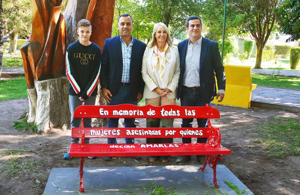 En Gaiman, el banco está ubicado en la Plaza Central del pueblo.