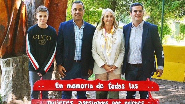 El Banco fue colocado en la Plaza, frente al edificio municipal.