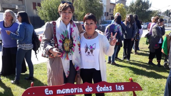 Durante el acto se dejó inaugurado en una plazoleta un Banco Rojo.