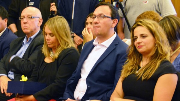 A la izquiera del intendente Adrián Maderna, su esposa Lorena Alcalá, y a su derecha la presidente del Concejo Deliberante, Leila Lloyd Jones.
