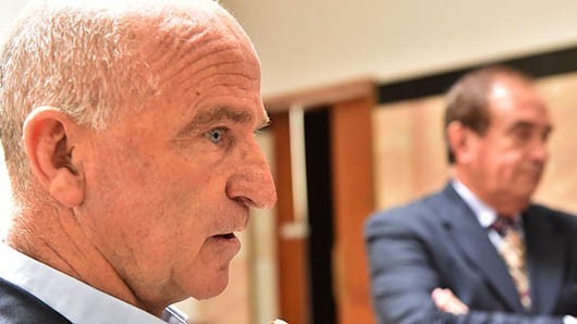 Responsables. El ministro de Economía junto al subsecretario Tarrío ayer por los pasillos de Rawson.
