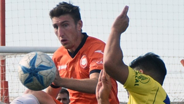 Disputa arriba del balon. El volante Sebastián Corti se desempeñó como lateral derecho.