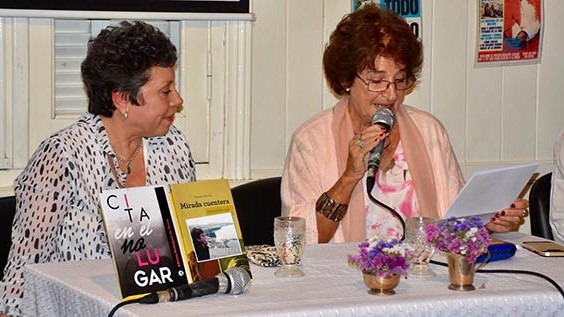 Cecilia Glanzmann, del espacio “Ventana a la Palabra”, junto a una de las autoras que presentaron libros.