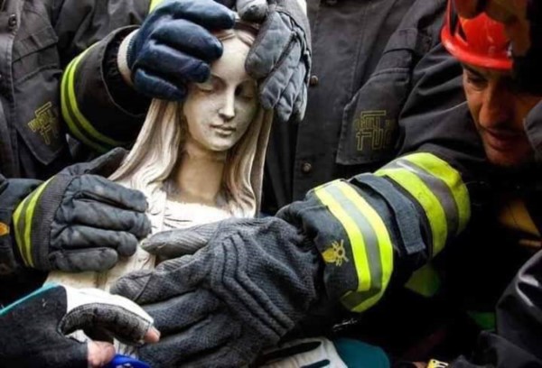 La foto del año, para la historia. Los bomberos logran rescatar la figura de la Virgen, "notre dame".