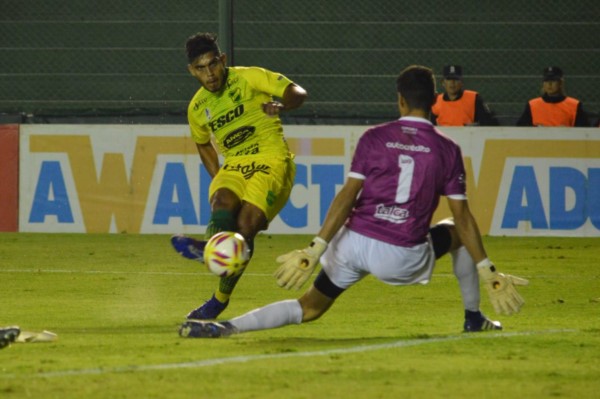 Con un gol de Nicolás Fernández, Defensa y Justicia eliminó a Gimnasia y Tiro de Salta.