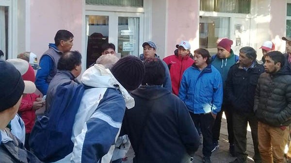 Planteos. El grupo de desempleados llegó hasta la Municipalidad. 