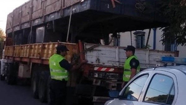 El camionero detenido y su vehículo secuestrado. Tiene varias marcas.