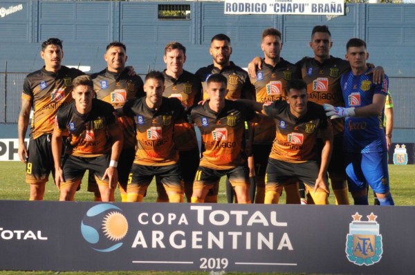 Con un gol agónico, el equipo de Cacho Sialle avanza en el certamen federal.