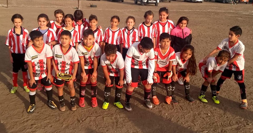 Los niños con las niñas de Racing. Fue la tercera fecha del certamen de fútbol infantil.