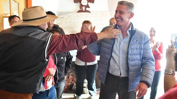 En su paso por el interior para cerrar la campaña, el gobernador prefirió el contacto con los vecinos.