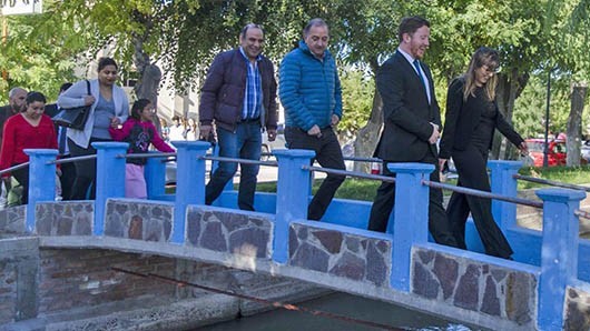 Puente. Una postal de las autoridades dirigiéndose al palco oficial para dar inicio al acto central. 