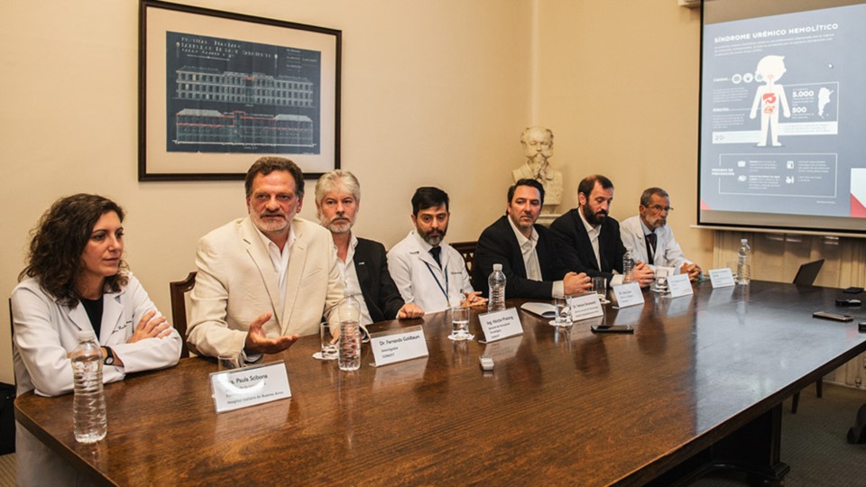 Fernando Goldbaum, investigador superior del CONICET y director científico del Inmunova durante la conferencia organizada en la sede porteña del Hospital Italiano en la que fueron presentados los avan
