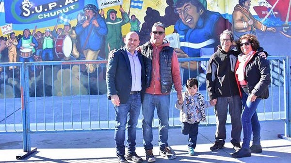 El equipo que trabajó en el mural plasmó el sentir y el pensamiento de cada trabajador del puerto.