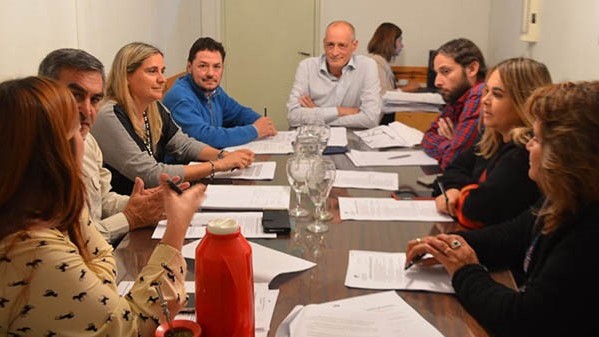 Acuerdo. El Concejo y el Ejecutivo consensuaron el alivio comercial.