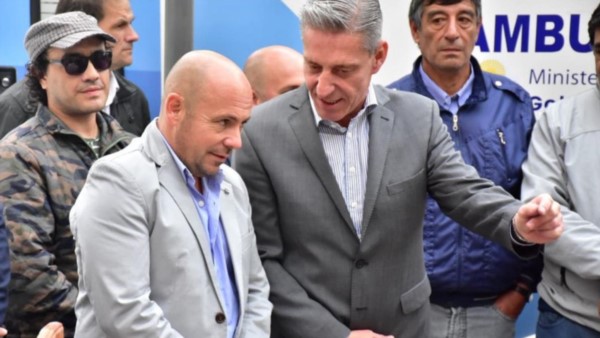 Fórmula. El gobernador Arcioni y el intendente Sastre durante una actividad que compartieron ayer en la ciudad de Puerto Madryn.