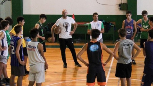 Facundo Álvarez, entrenador, y Diego Otero, asistente, con los jugadores en la concentración del equipo.