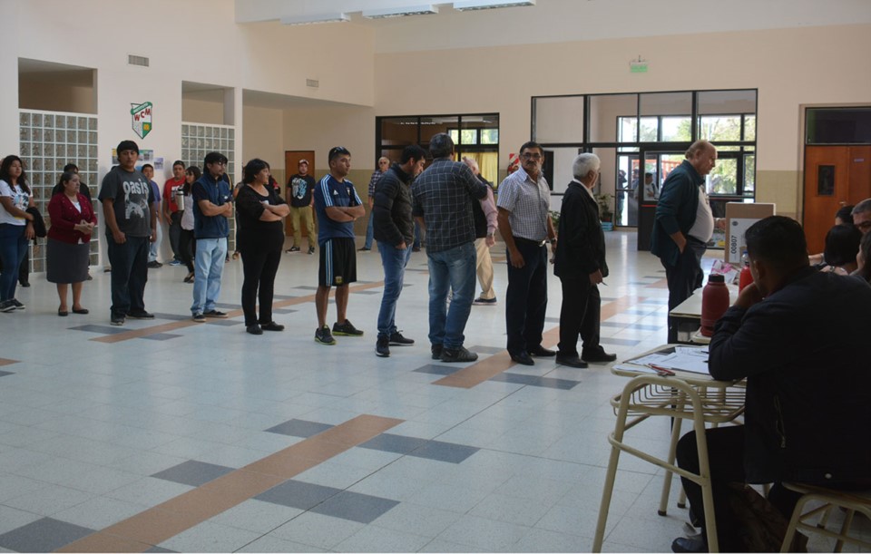 La Escuela Williams Morris abrió las puertas una hora más tarde y la gente tuvo que esperar afuera.