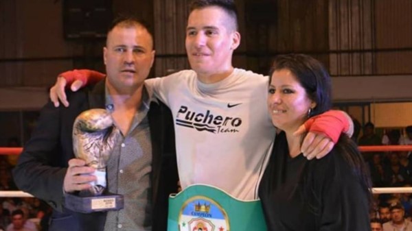 Ezequiel Matthysse junto a su familia. Su padre, Walter, sostiene el trofeo. Con este triunfo, Ezequiel clasificó a la instancia final en suelo azteca.