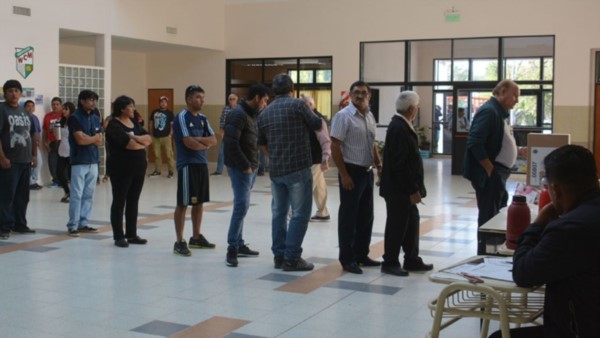 La Escuela Williams Morris abrió las puertas una hora más tarde y la gente tuvo que esperar afuera.