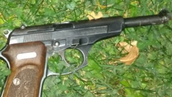 La pistola bersa abandonada. Por el hecho hay un sujeto detenido.