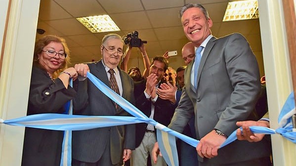 Corte de cintas. El gobernador Arcioni presidió la inauguración de las nuevas instalaciones del Hospital Regional de Comodoro Rivadavia.