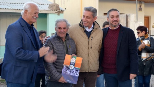 Entrega aporte a la Sociedad Rural de Sarmiento durante la gira del gobernador Arcioni por el interior.