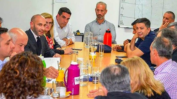 Reunión. Una postal de uno de los tantos encuentros que Massoni tuvo en la ciudad petrolera.