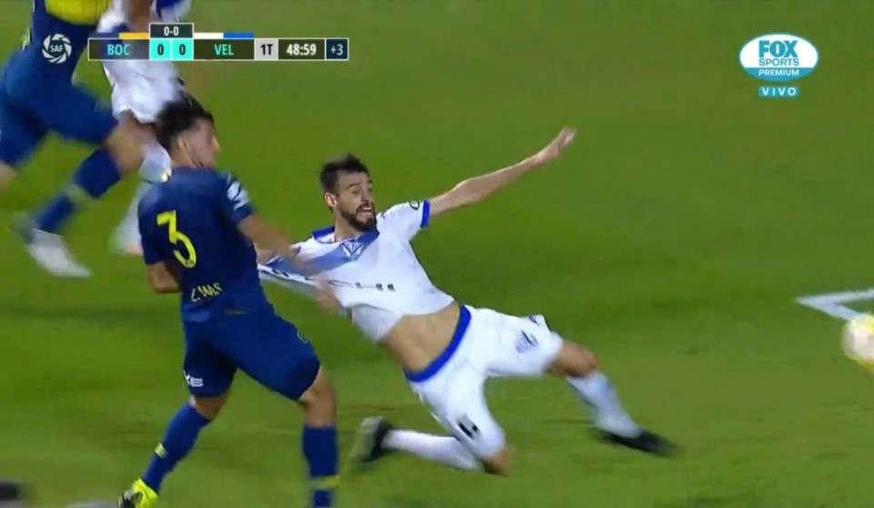 Penal no sancionado para Vélez por infracción de Más a Laso. Le estiró la camiseta cuando el zaguero iba en busca del balón.