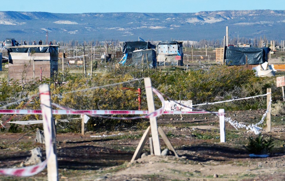 Instalados. Las casillas se multiplican y se colocó un cordón para intentar evitar que se sumen familias.