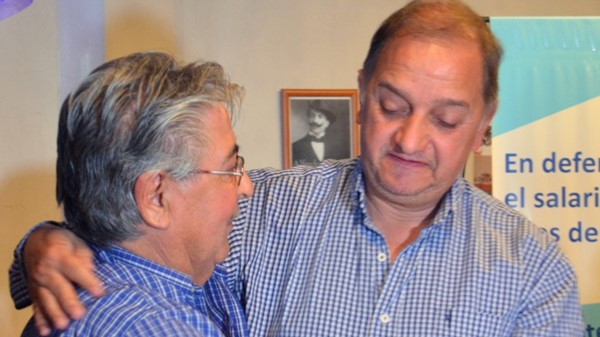 El abrazo entre el líder del Socialismo Auténtico y Carlos Linares.