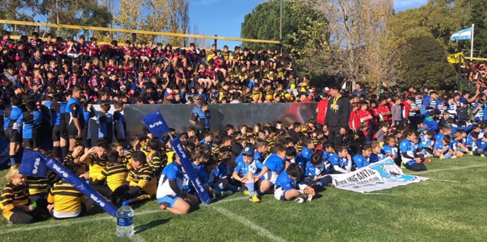 Una postal de los chicos en cancha de Patoruzú. El evento provincial contó con una estupenda participación.