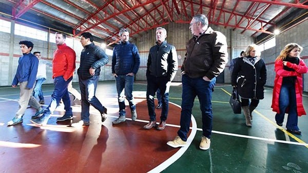 Recorrida. Las autoridades chequearon la obra del Salón de Usos Múltiples en el Gimnasio de Lagunita. 