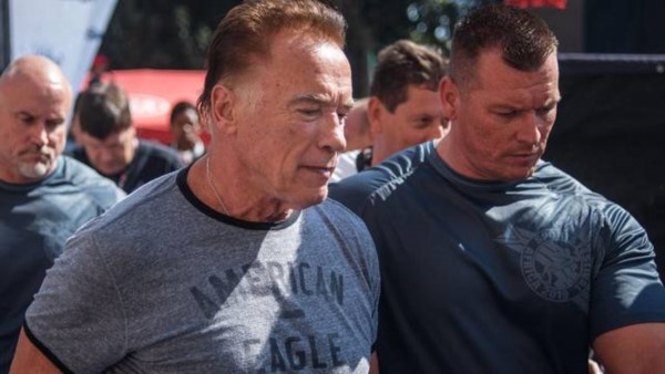 El agresor fue inmediatamente fue reducido por el personal de seguridad de Schwarzenegger.