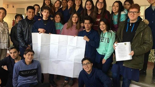Los estudiantes de 7º grado que trabajan por el Parque de su barrio.