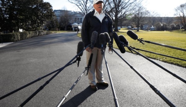 Donald, durante una visita reciente al lugar, para presionar por el muro que suea construir. La distancia de los micrófonos es ahora alegórica de la profilaxis preventiva ante contagios...
