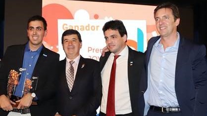 El ganador, Mauro Tronelli, junto al presidente de CAME, Gerardo Díaz Beltrán, el titular de CAME Joven, Fabián Zarza, y el diputado Eduardo Cáceres