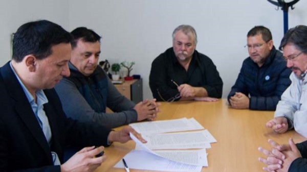 La firma del convenio con los desocupados de la construcción.