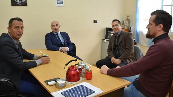 Cumbre. Massoni y Castillo discutieron cómo tratar las ocupaciones.